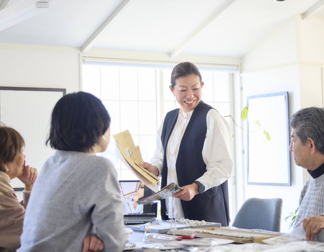 スケールバレーのサロンで話をする人々